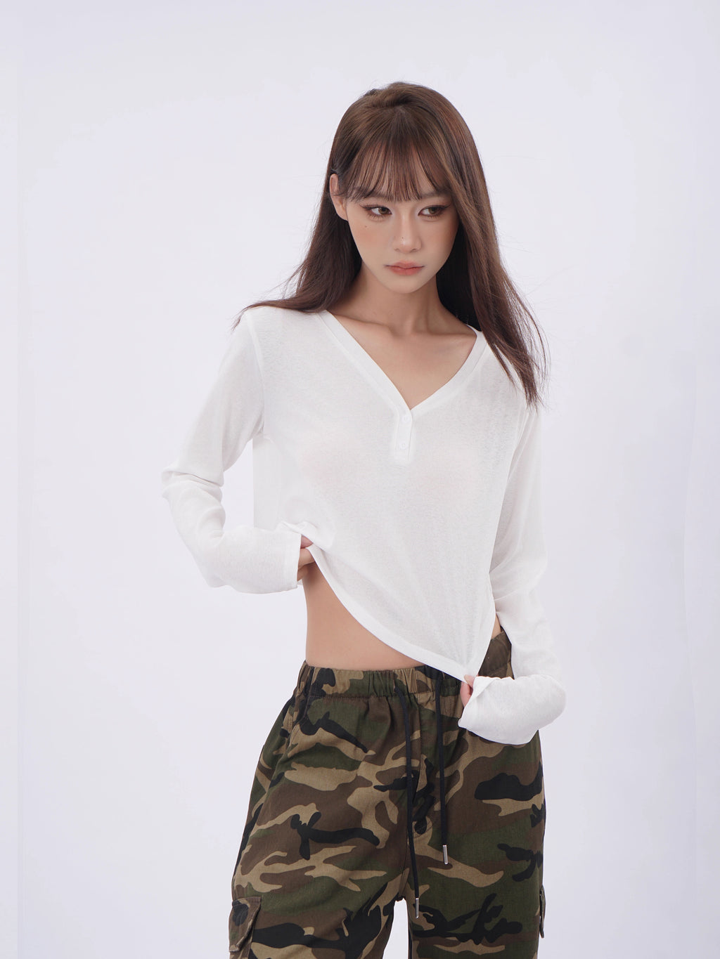 Americký styl, volný, výstřih do V, dlouhý rukáv, top s ochranou proti slunci, dámský lehký, volný, jazzový styl, sportovní, krátký, bílý top.